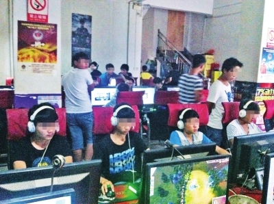网吧里,玩嗨的孩子不回家(图)-