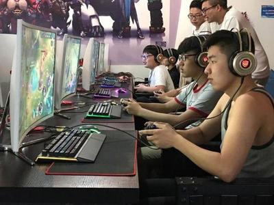 和朋友去开黑吗?网吧一年倒闭超12000家,电竞这么火转型那么难